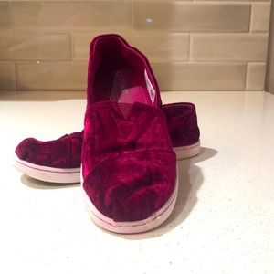 Toms crushes velvet shoes